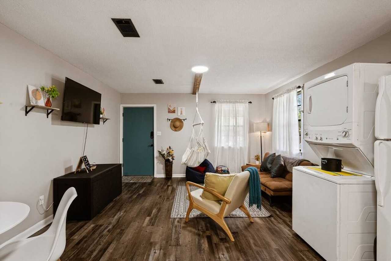 2001 North 61st Avenue - Photo 4 of 24