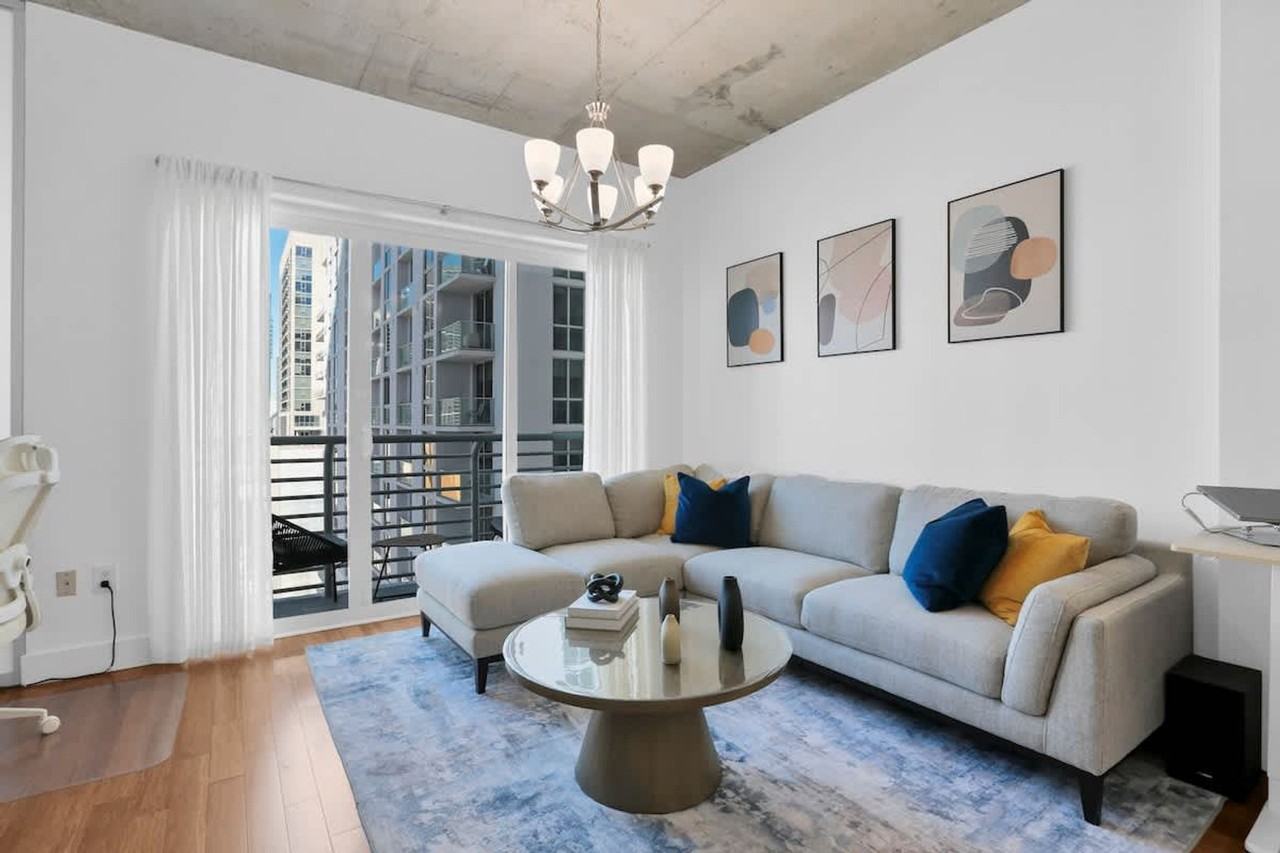 137 Ne 2nd Ave #1357349P - Photo 4 of 23