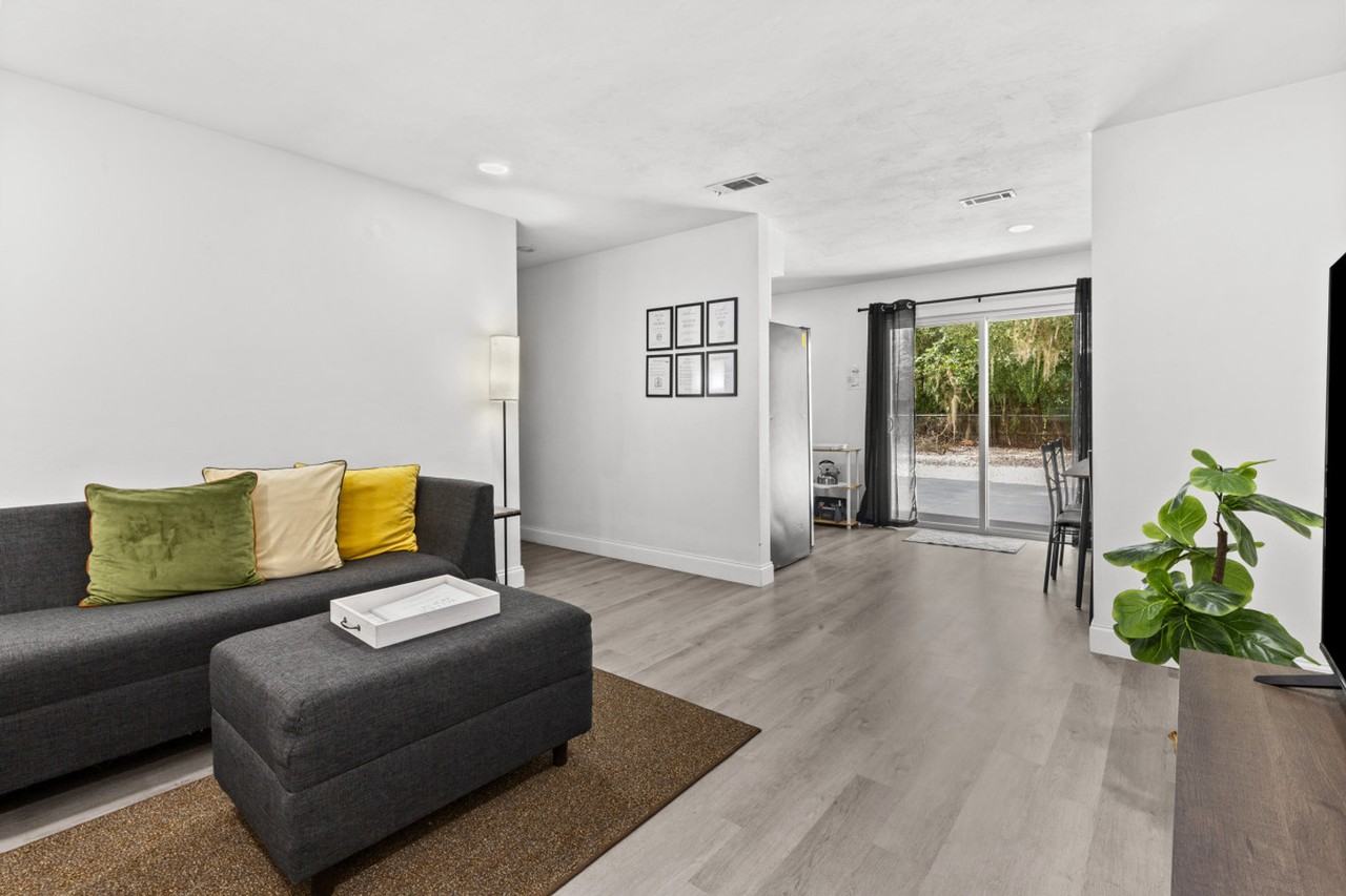 3204 Nw 10th St #1359128P - Photo 3 of 40