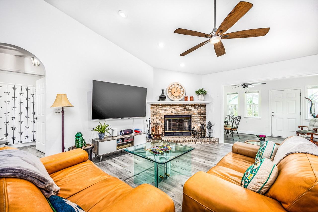 4726 Nw 27th Pl #1359122P - Photo 4 of 36