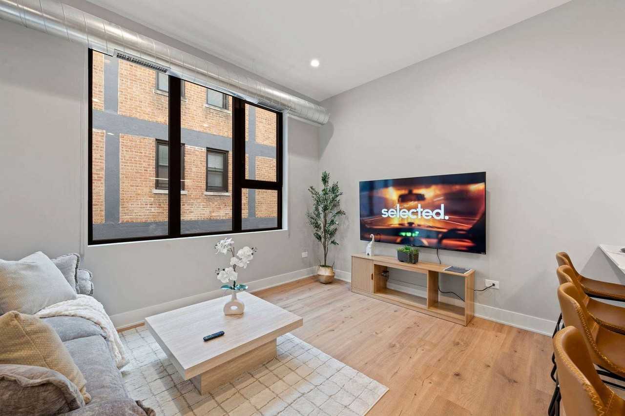 6044 N Winthrop Ave #1363914P - Photo 4 of 46