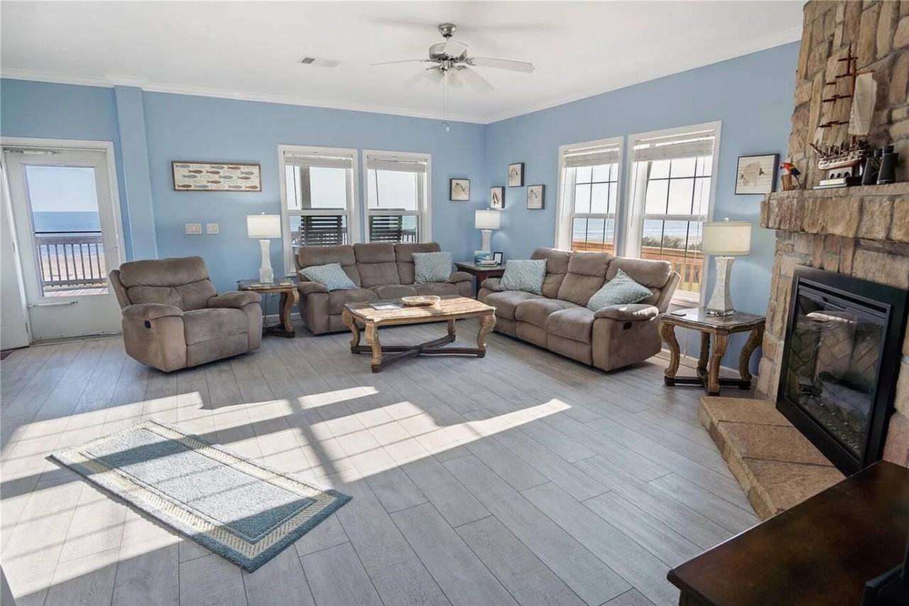 975 Dolly St #1364178P - Photo 3 of 35