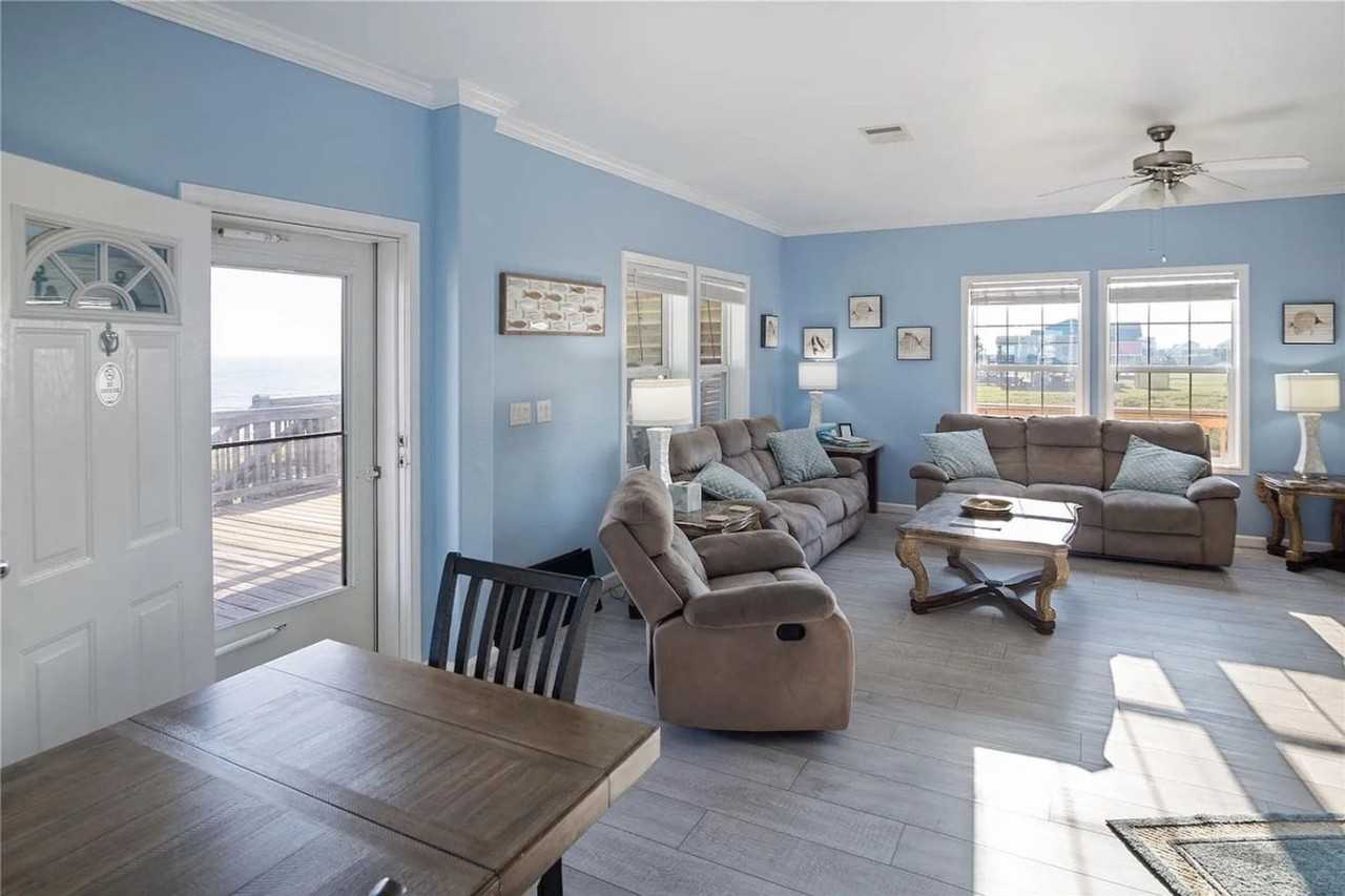 975 Dolly St #1364178P - Photo 4 of 35