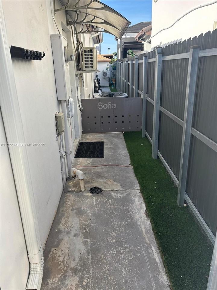 15535 Sw 10th St - Photo 2 of 10
