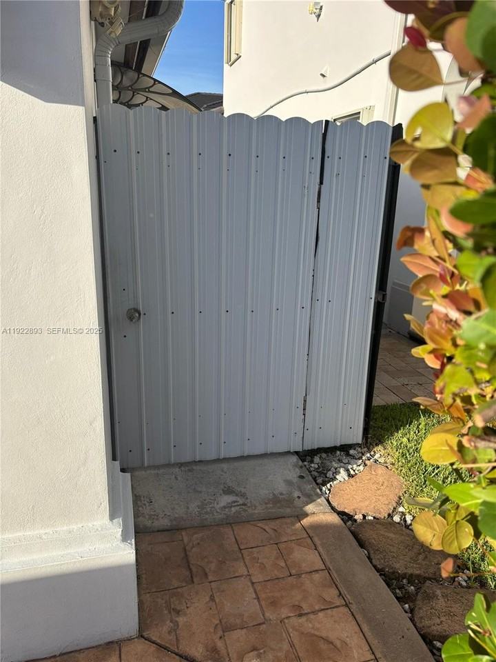 15535 Sw 10th St - Photo 3 of 10