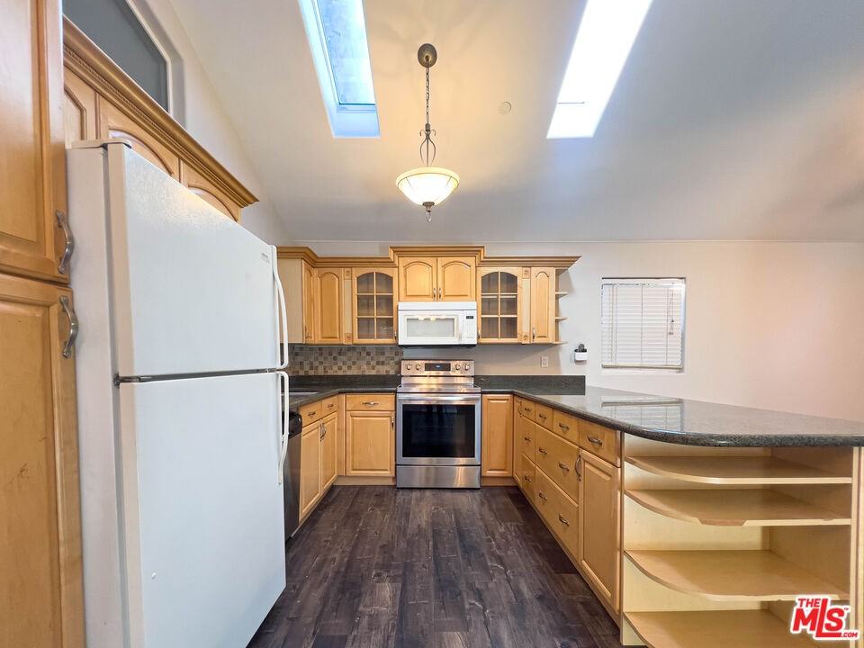 15426 Camarillo Street #15426 - Photo 4 of 20