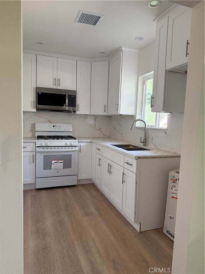 616 Alexander Street #616 - Photo 5 of 6