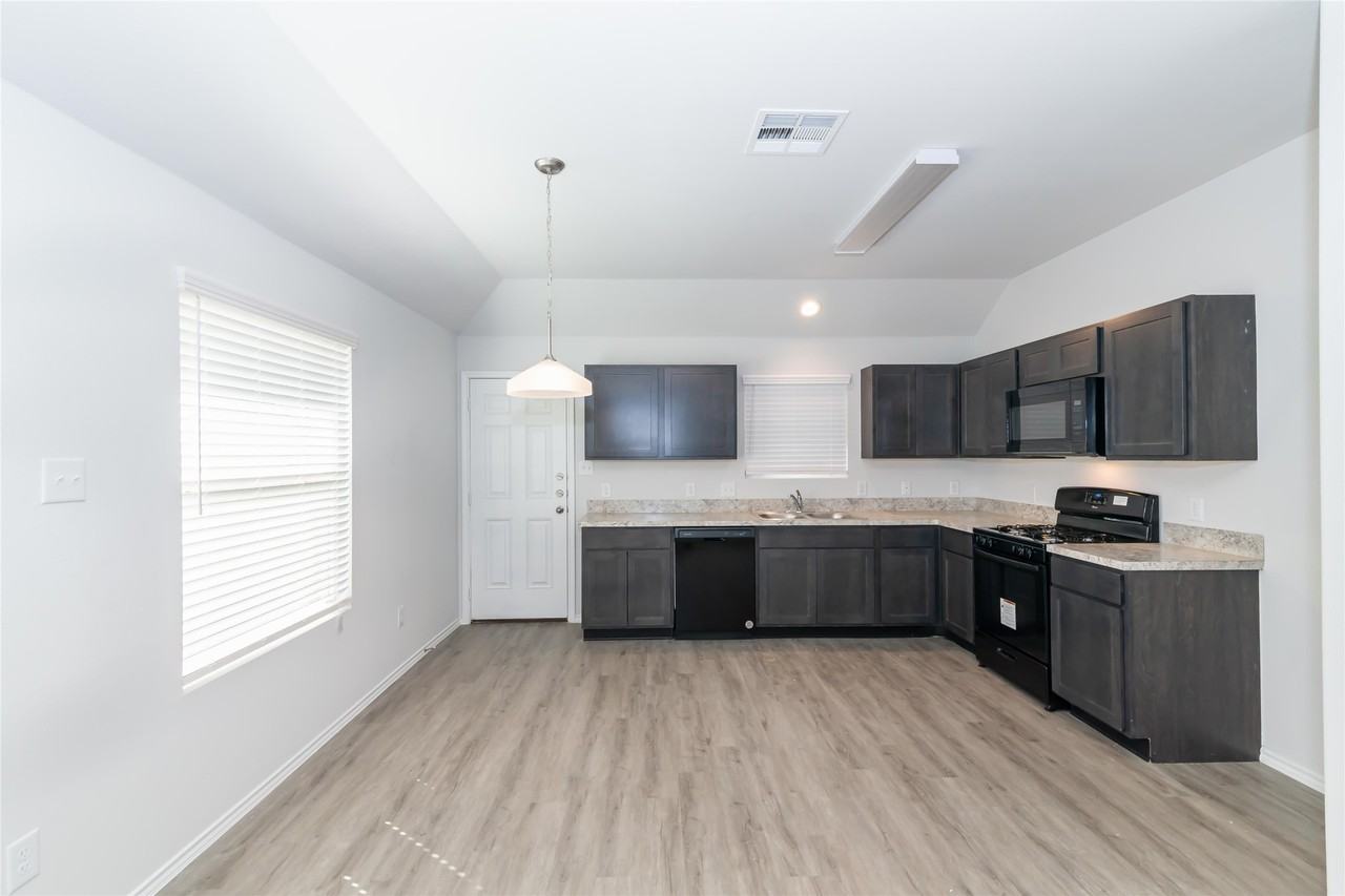 8814 Lar Ree Oaks Cir #8814 - Photo 7 of 9