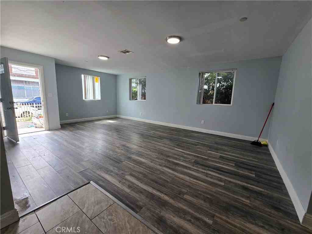 715 W 58th St #715 - Photo 6 of 22