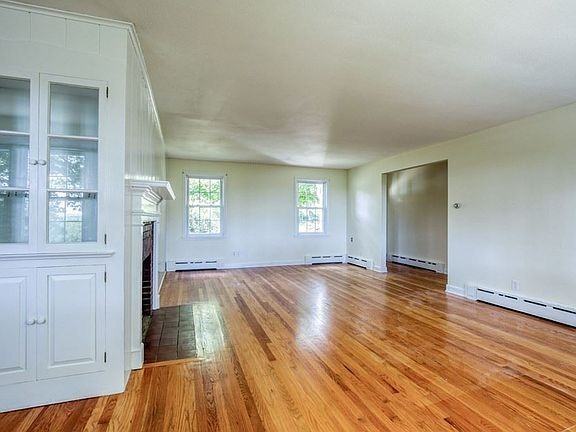 35 Llewellyn Drive - Photo 3 of 10