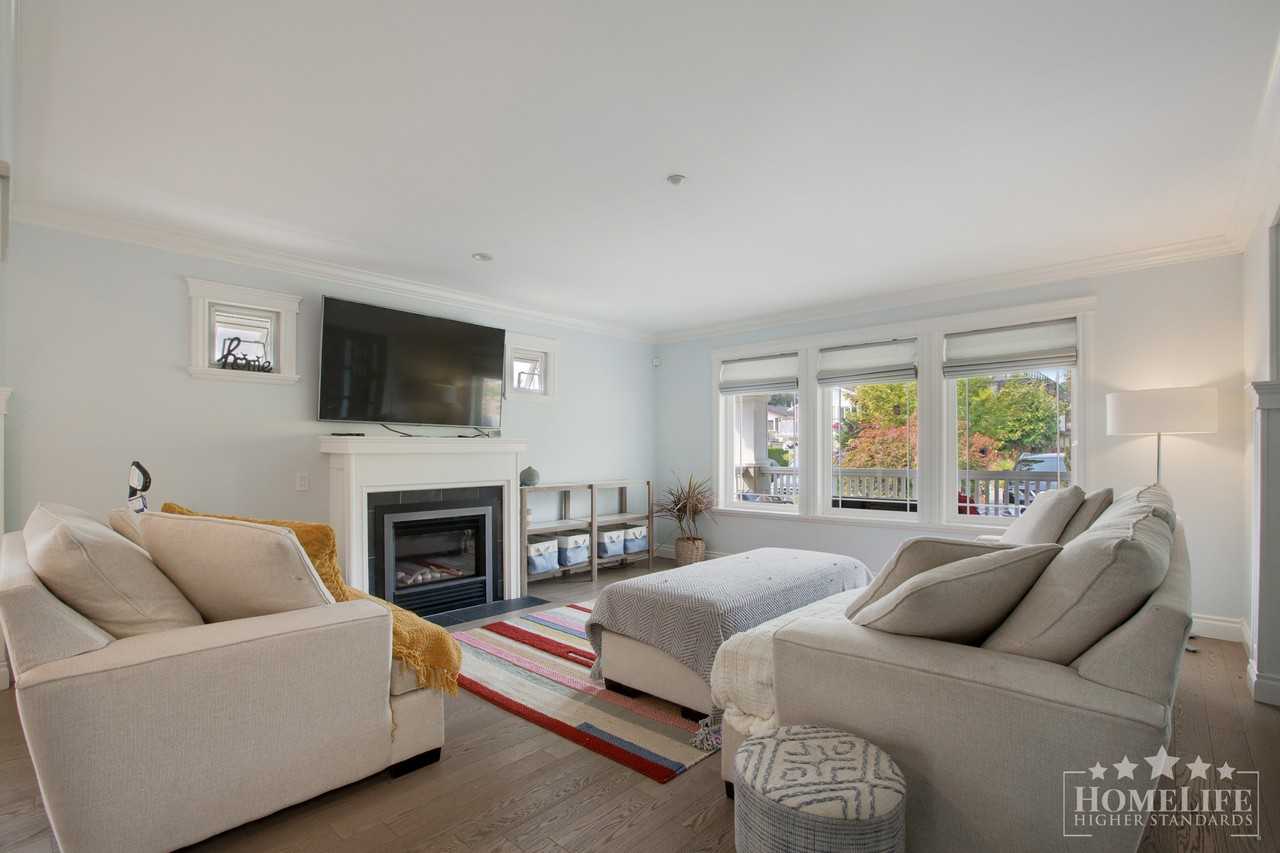 942 Maple Street - Photo 3 of 33