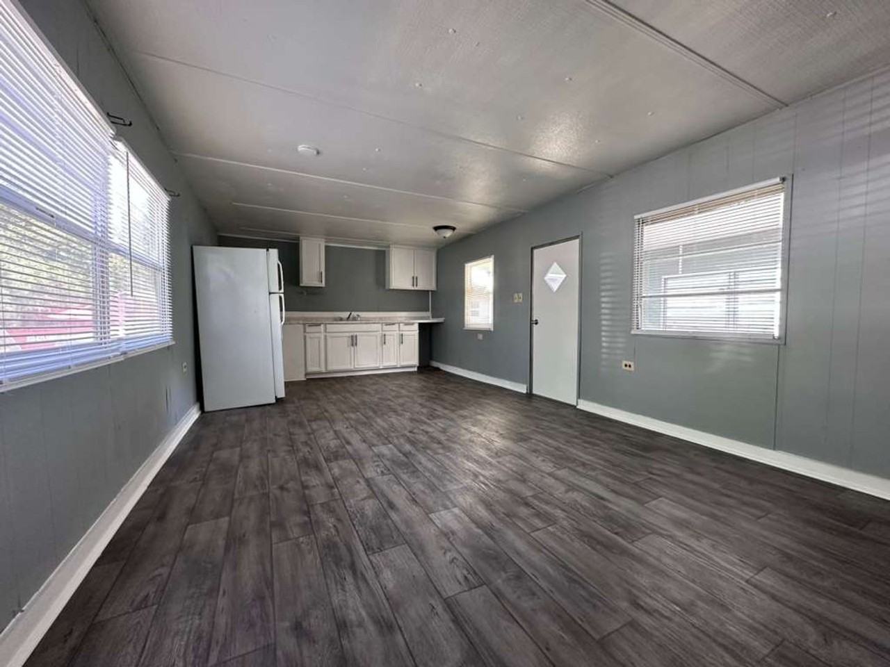 11811 N Broad Street - Photo 4 of 27