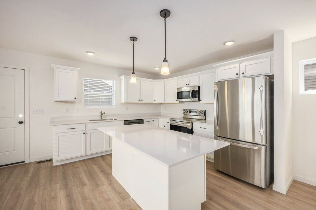 1647 Kennedy - Photo 2 of 24