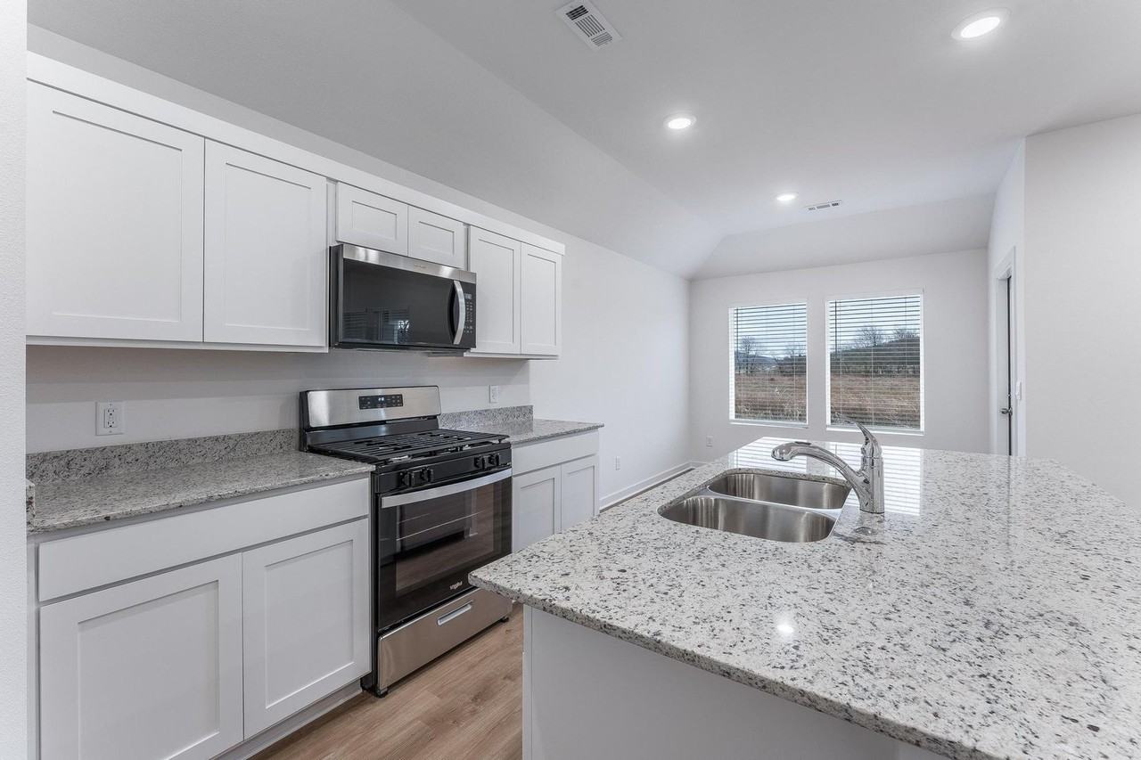 551 Shepherd St - Photo 2 of 21