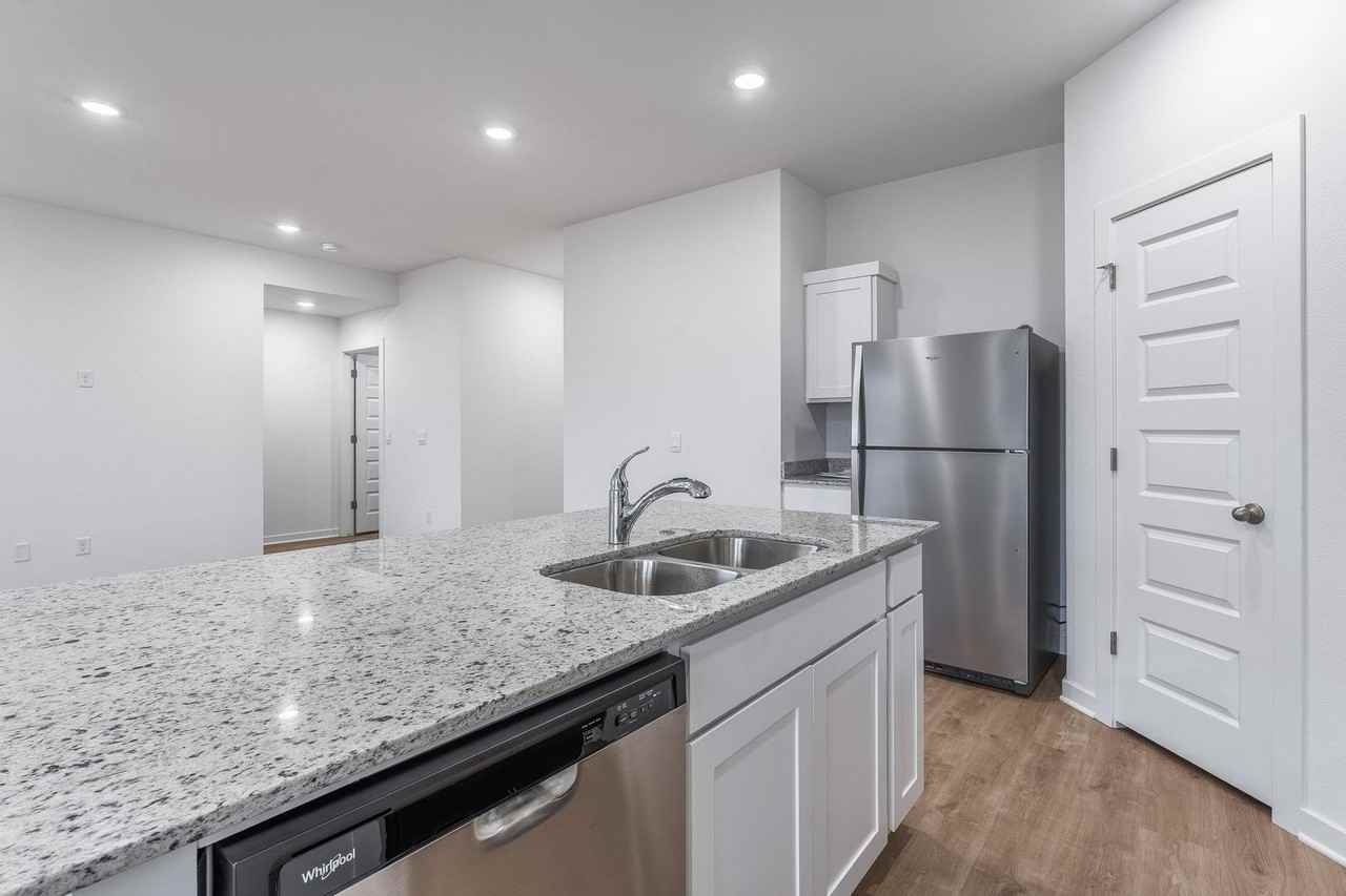 551 Shepherd St - Photo 3 of 21