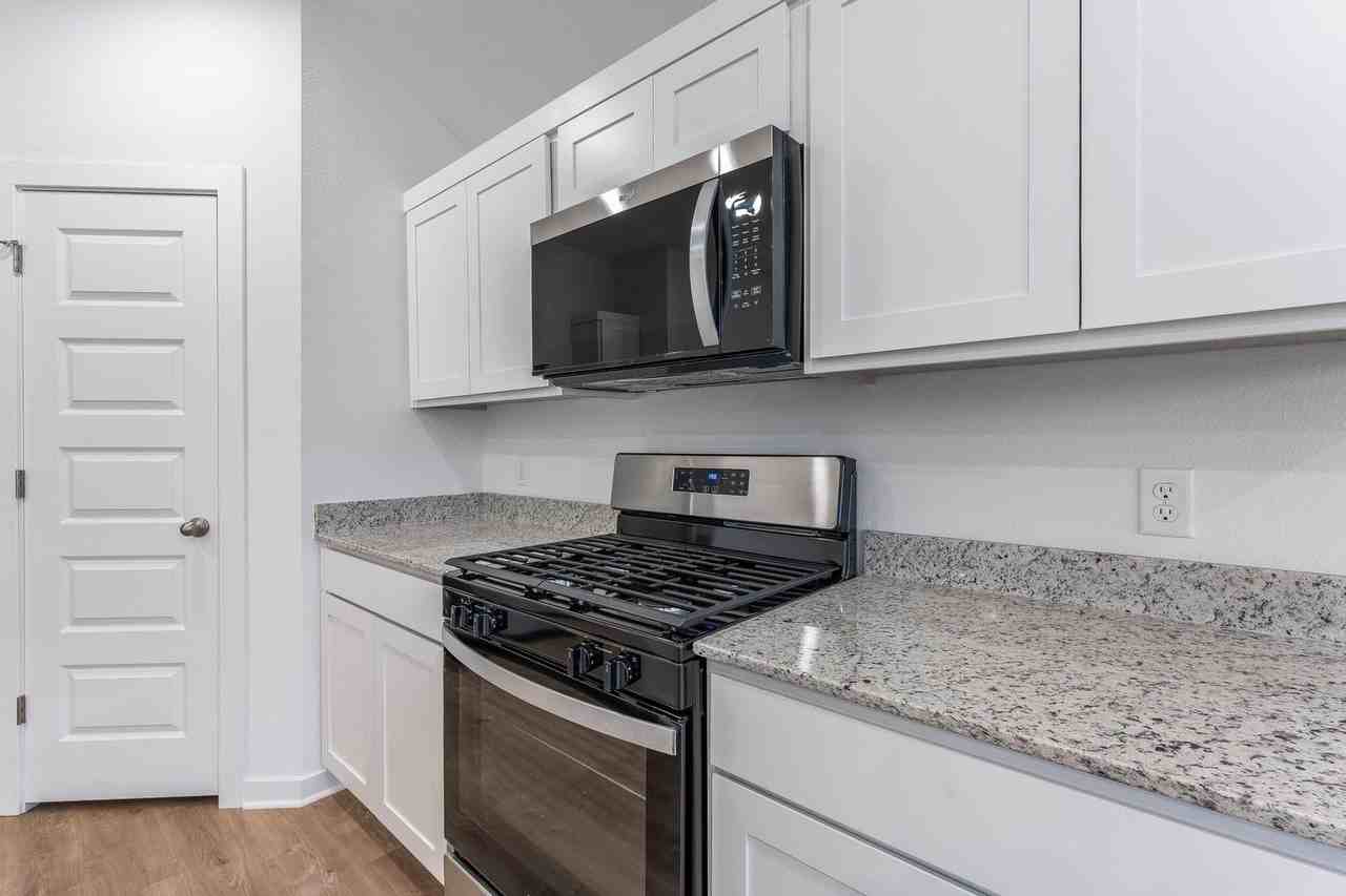 551 Shepherd St - Photo 4 of 21