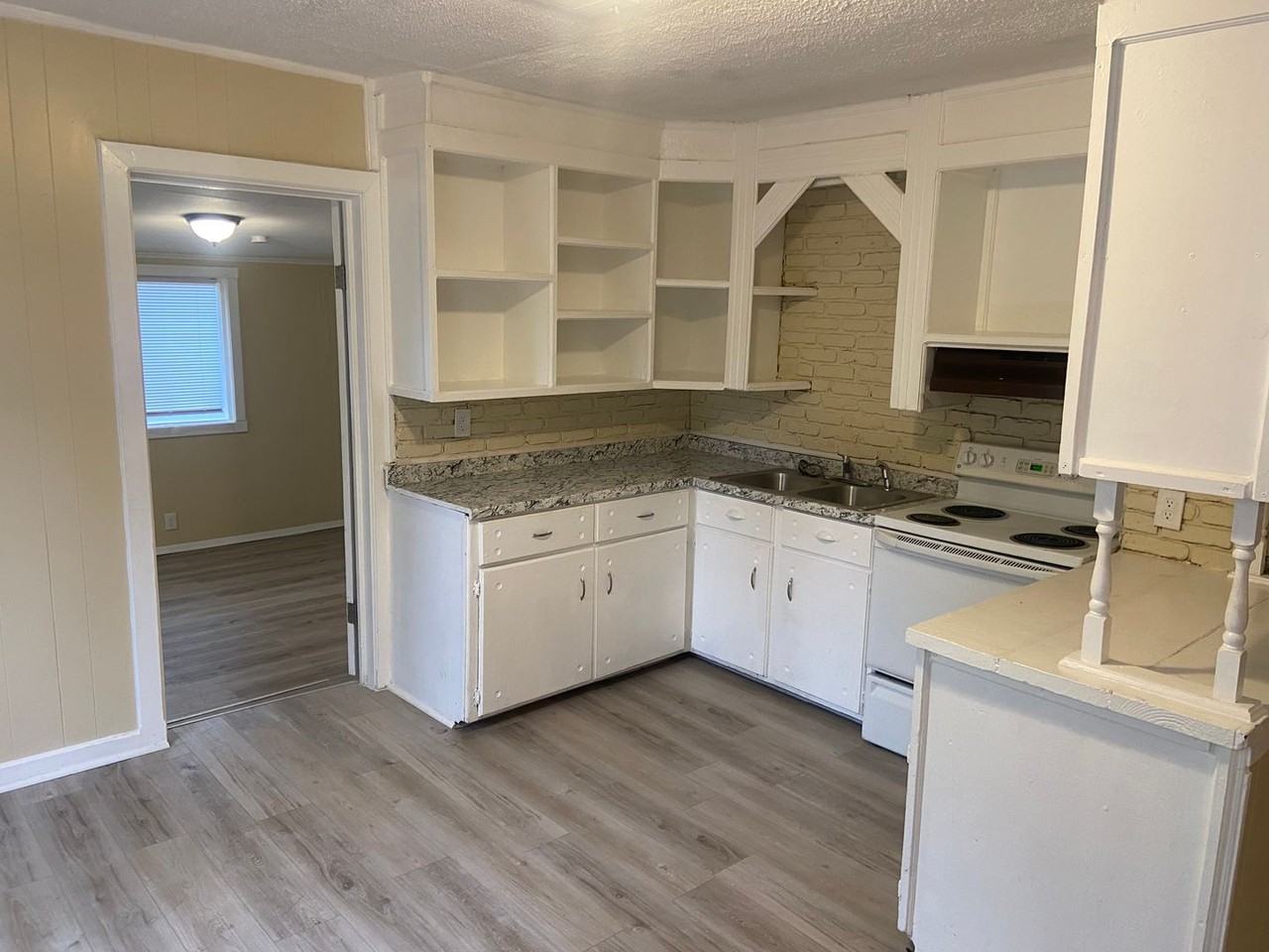 1339 Baker St - Photo 4 of 14