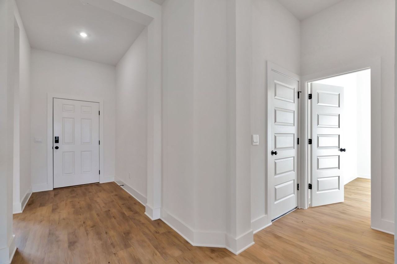 1010 Shine Place - Photo 2 of 29