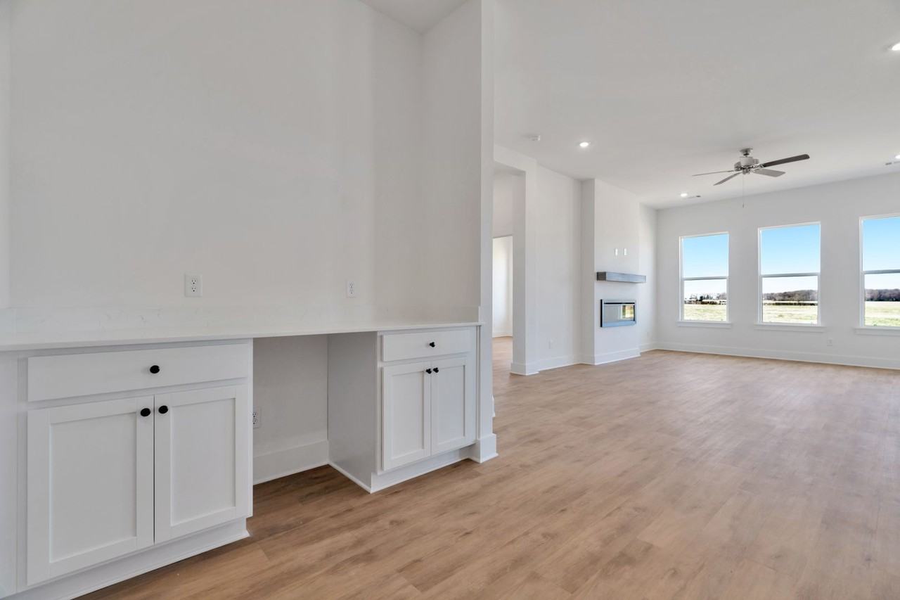 1010 Shine Place - Photo 4 of 29