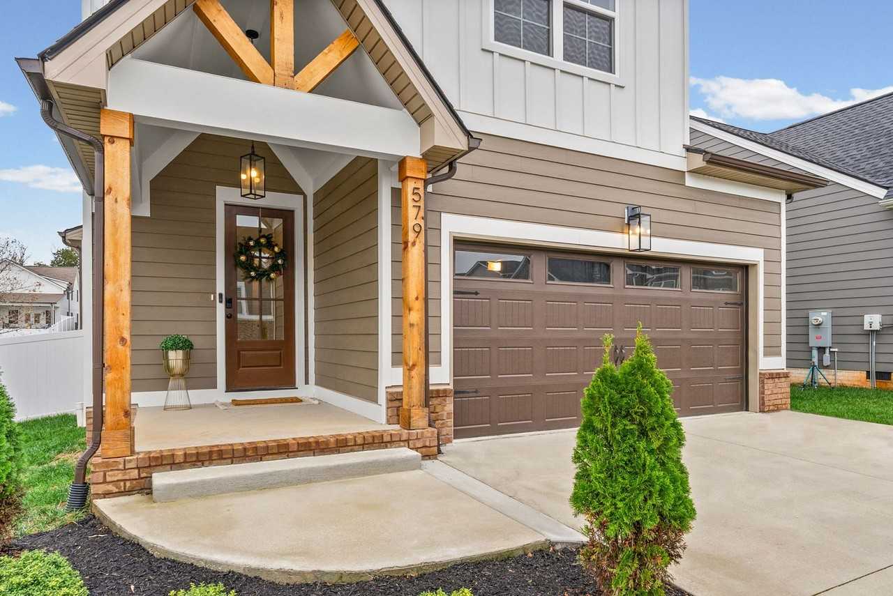 579 Centre St - Photo 3 of 30