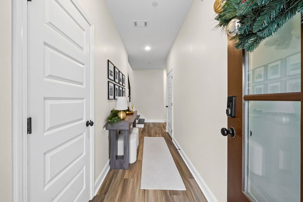 579 Centre St - Photo 4 of 30