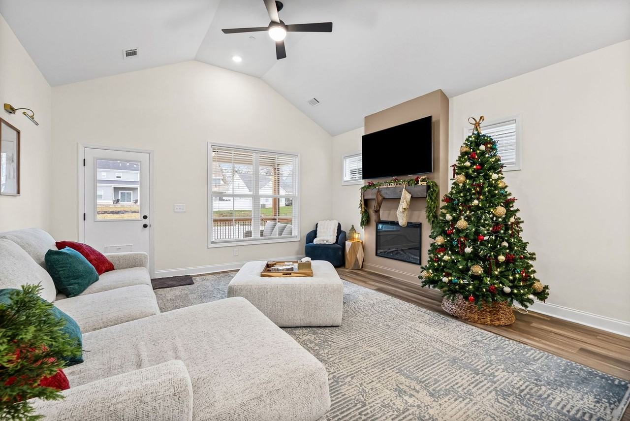 579 Centre St - Photo 5 of 30