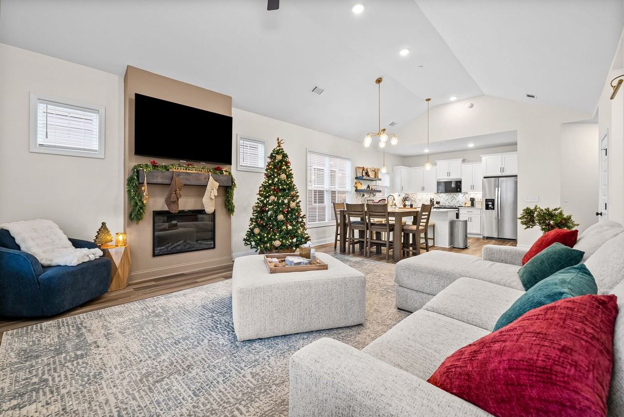 579 Centre St - Photo 6 of 30