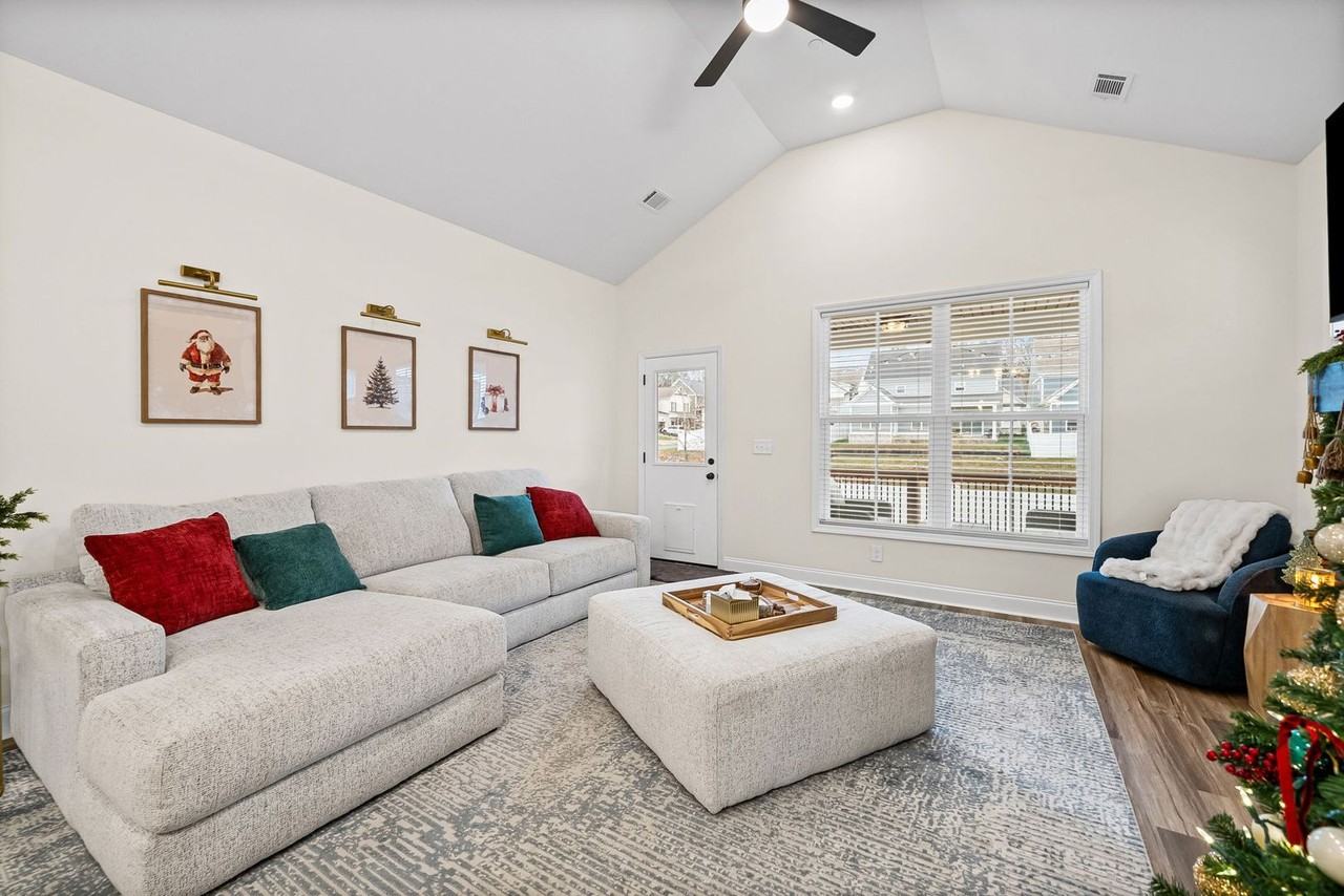 579 Centre St - Photo 7 of 30