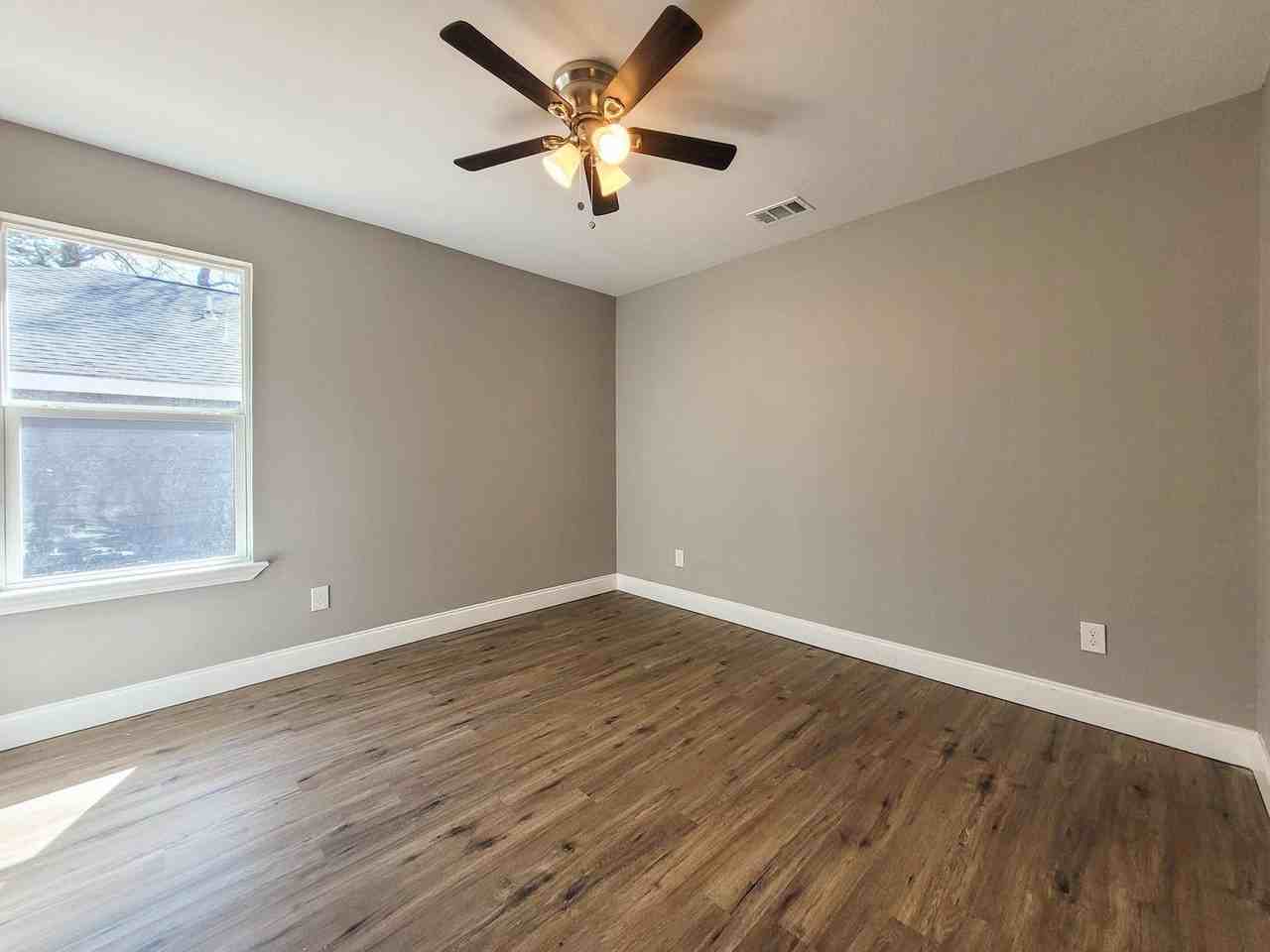 104 Plumthicket Ln - Photo 3 of 11