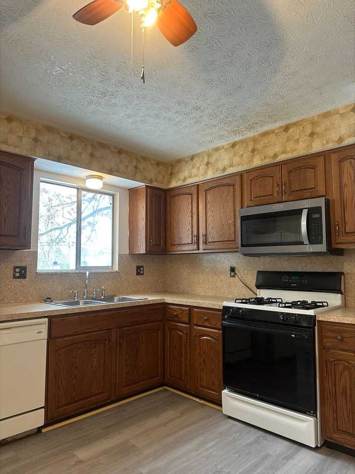 1601 Sandalwood Pl - Photo 4 of 13