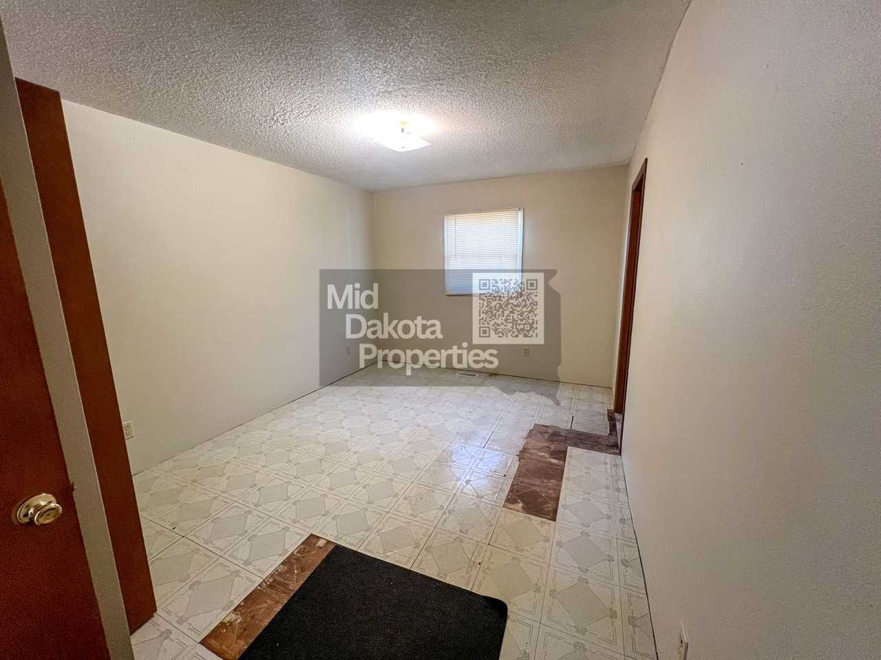 813 North Sanborn Boulevard - Photo 6 of 12