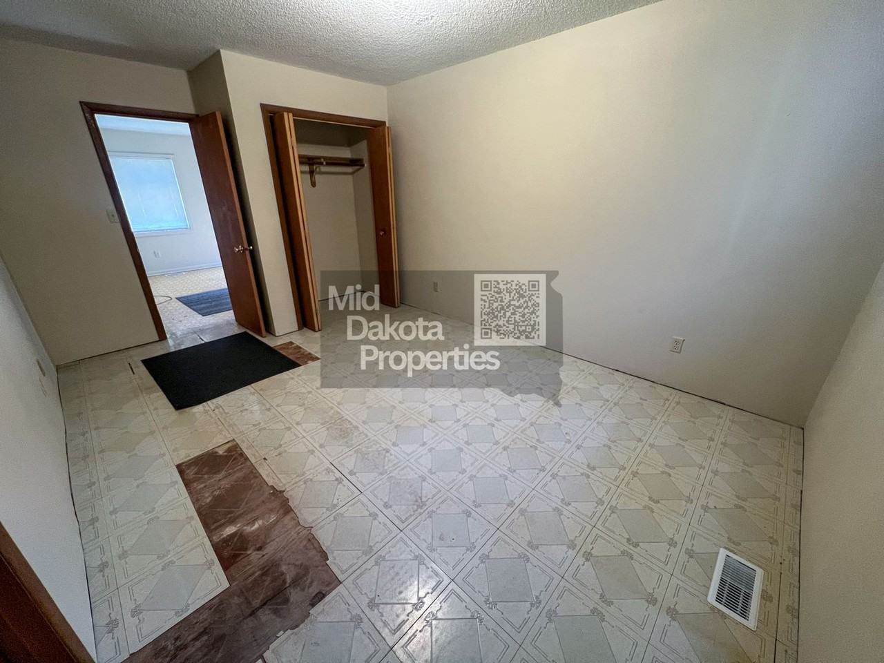 813 North Sanborn Boulevard - Photo 7 of 12