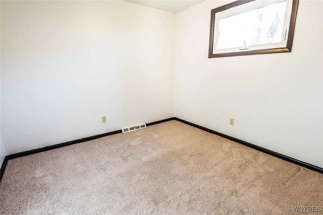 111 Sunshine Dr - Photo 4 of 7