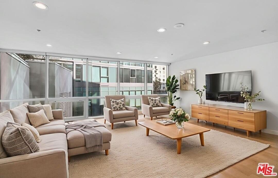 901 South Flower Street #401