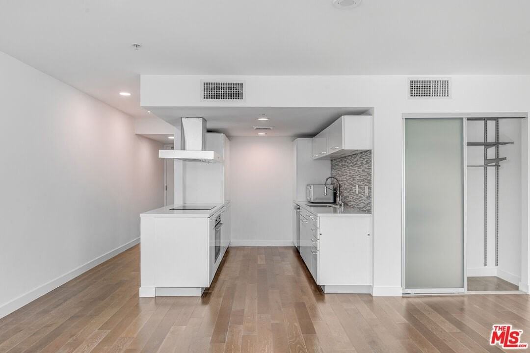 901 S Flower St Unit 401 #401 - Photo 5 of 35