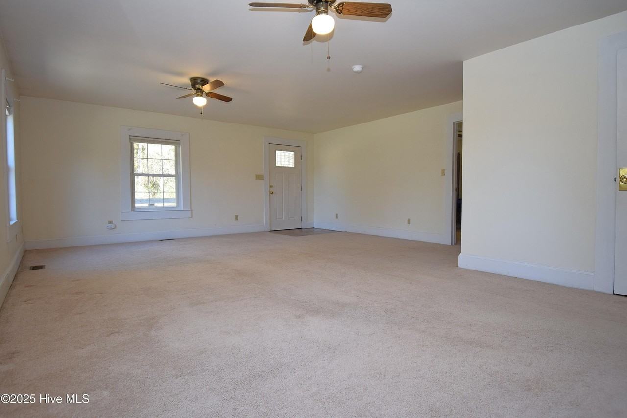 3947 Rountree Rd - Photo 3 of 17