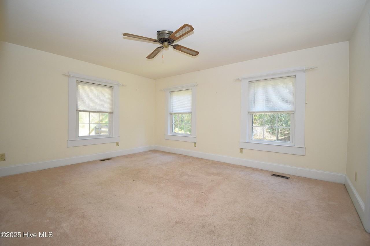 3947 Rountree Rd - Photo 4 of 17