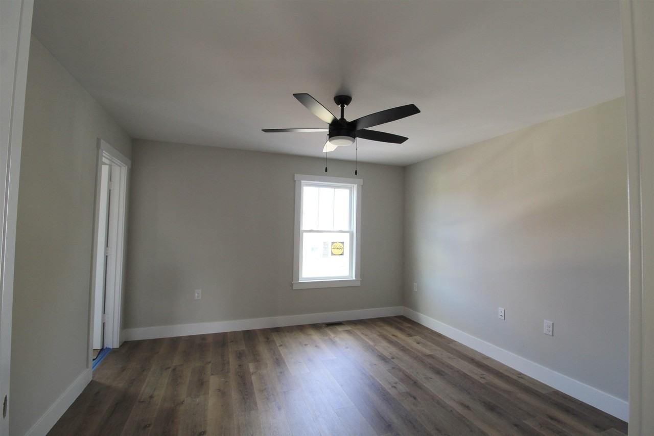 385 Effinger St - Photo 3 of 9