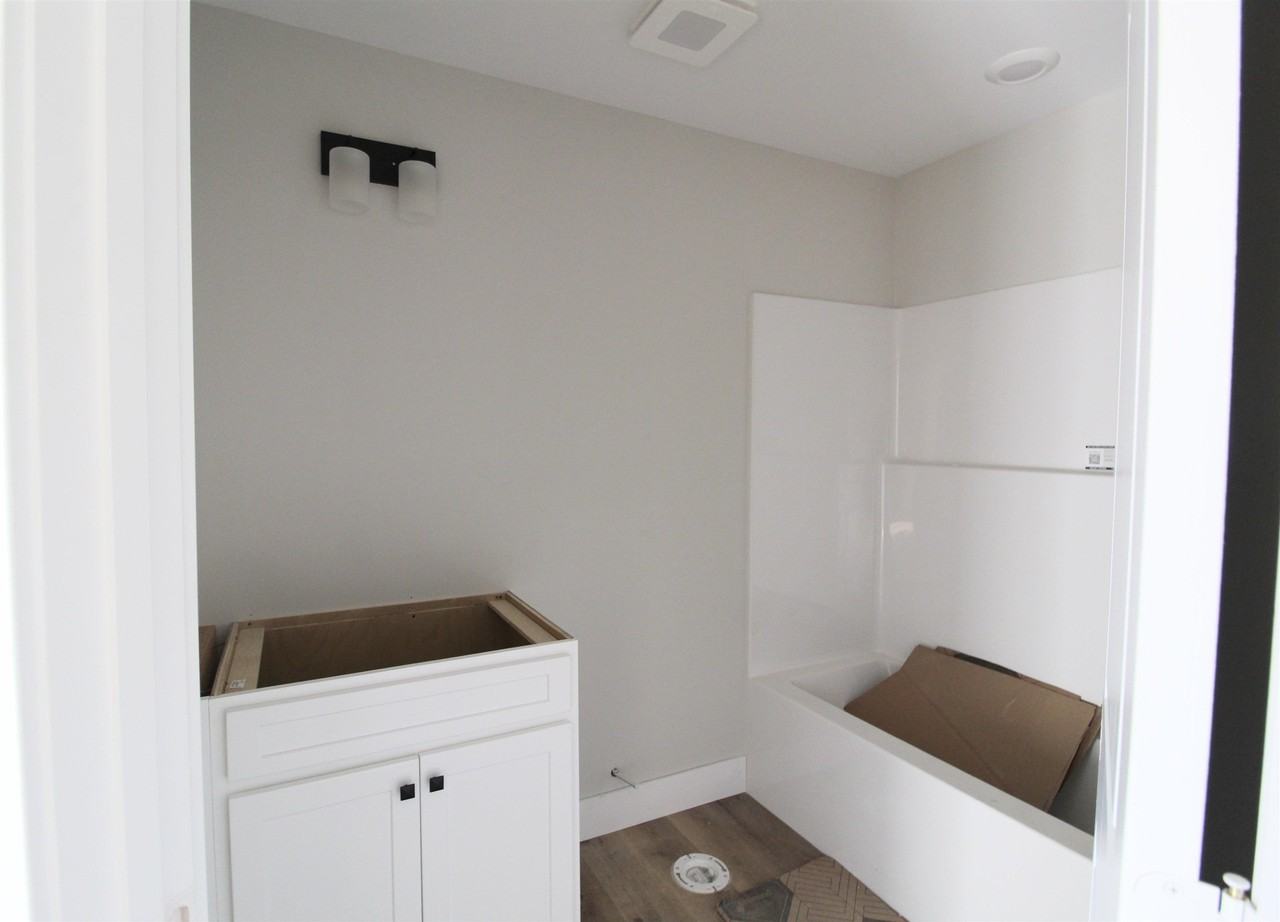 385 Effinger St - Photo 5 of 9