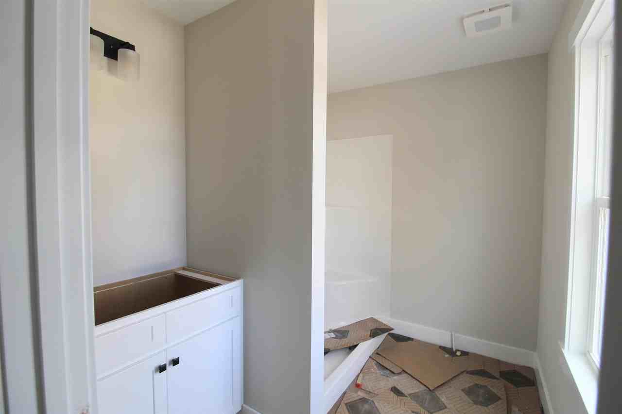 385 Effinger St - Photo 6 of 9