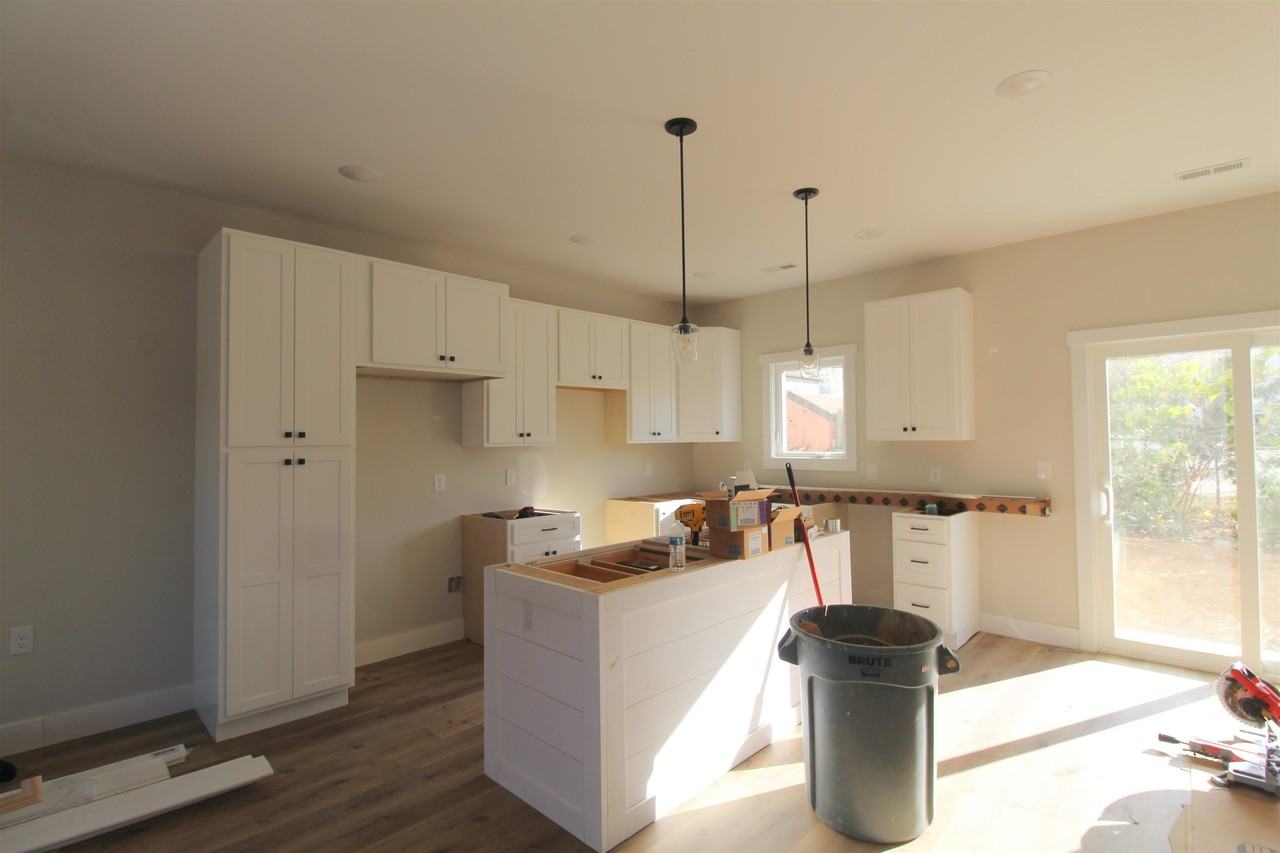 395 Effinger St - Photo 3 of 9