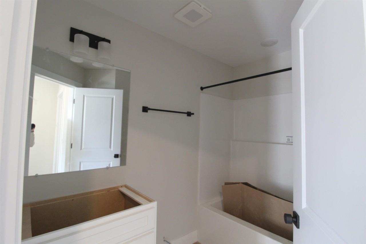 395 Effinger St - Photo 5 of 9