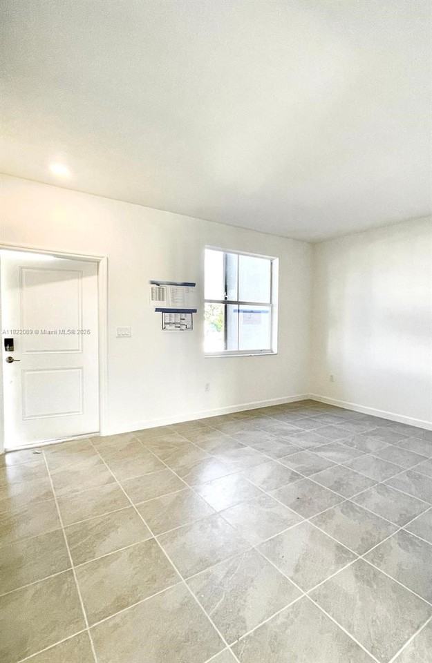 2751 Se 26th St - Photo 2 of 8