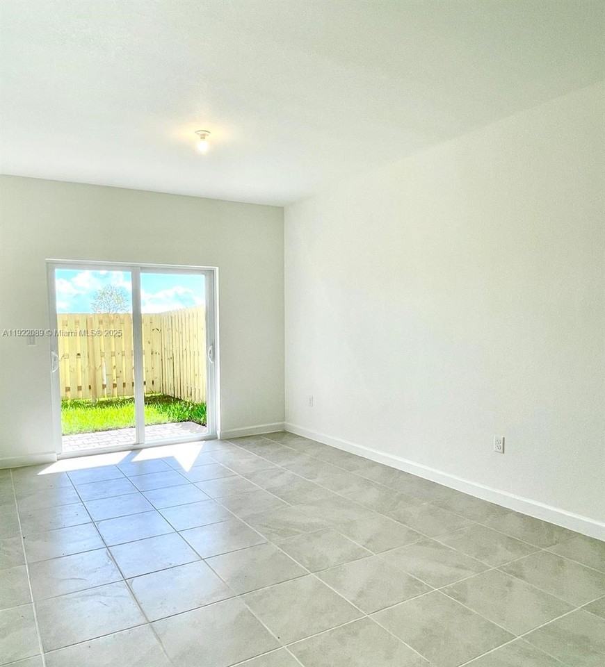 2751 Se 26th St - Photo 3 of 8