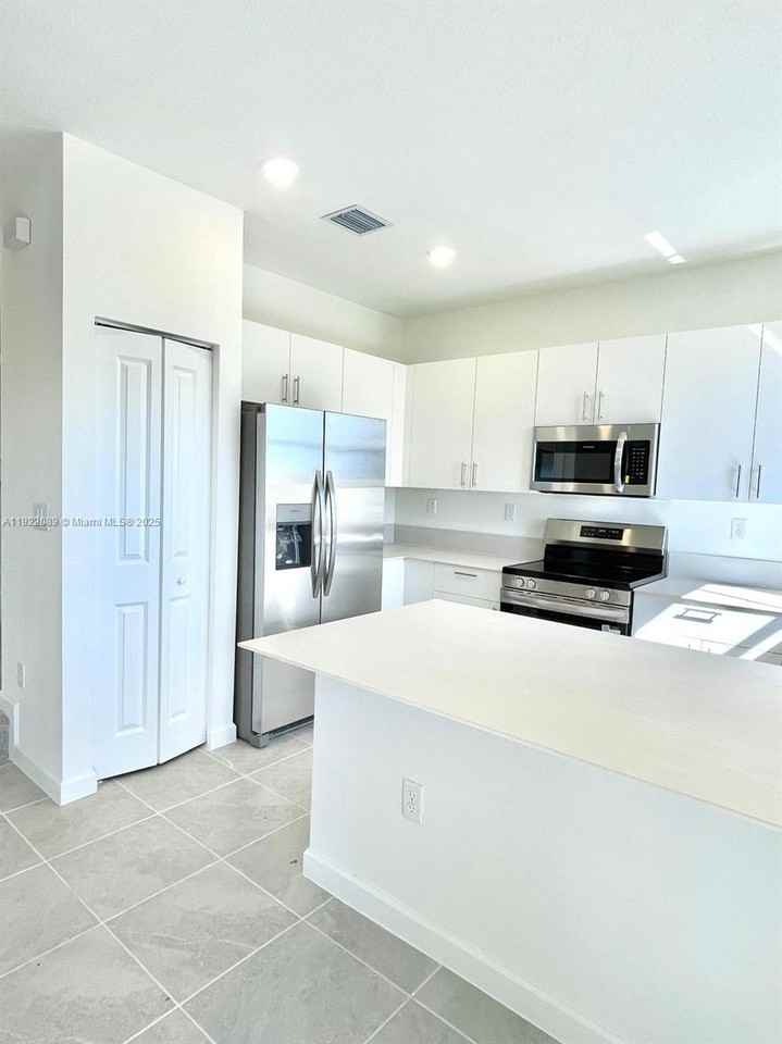 2751 Se 26th St - Photo 4 of 8