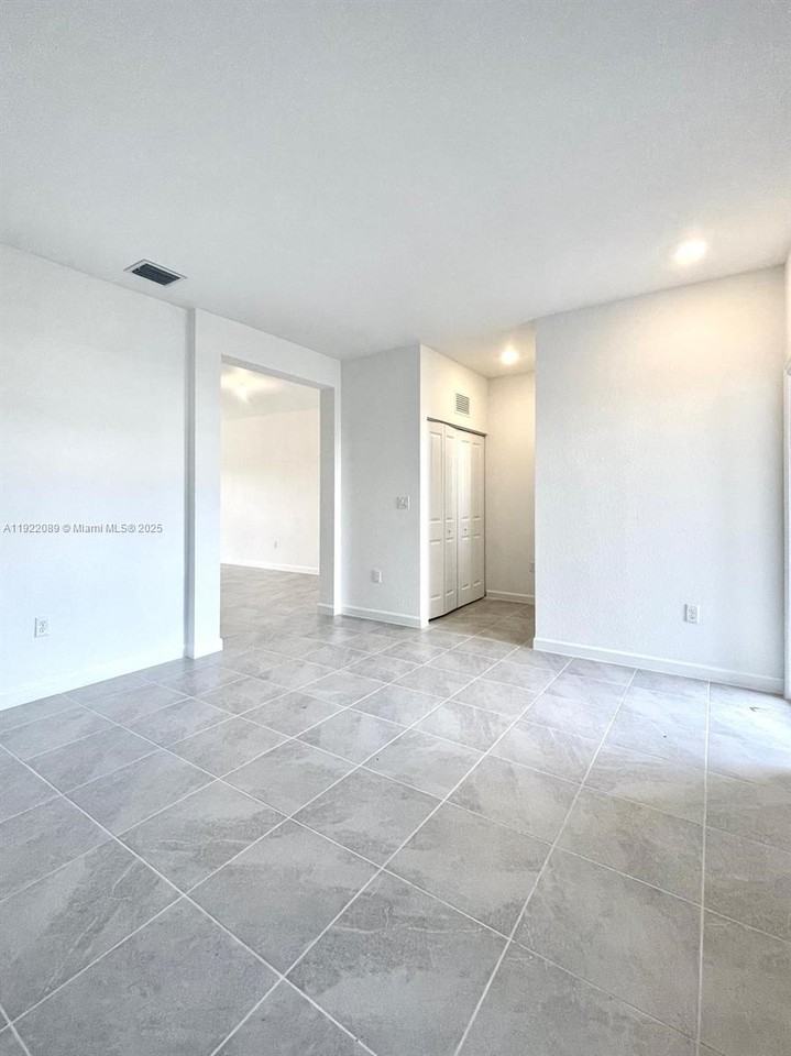 2751 Se 26th St - Photo 6 of 8