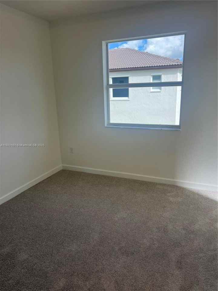 2630 Se 27th Ct - Photo 4 of 7