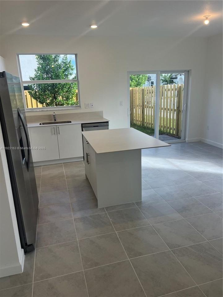 2633 Se 27th Dr - Photo 3 of 8