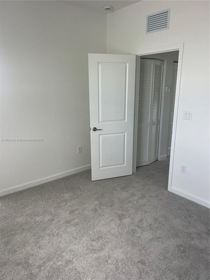 2633 Se 27th Dr - Photo 5 of 8