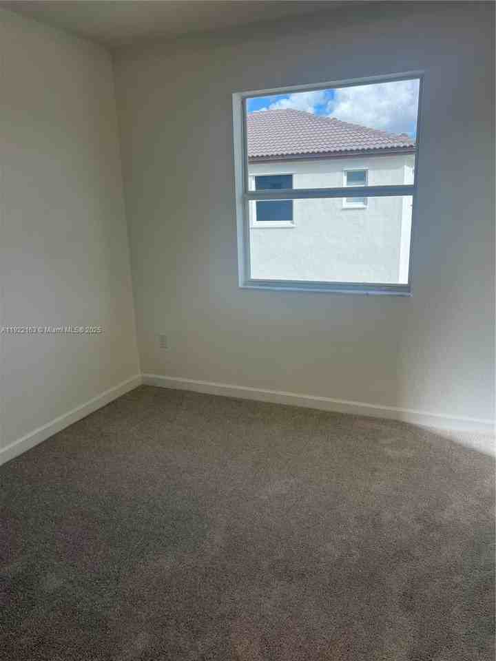 2633 Se 27th Dr - Photo 7 of 8